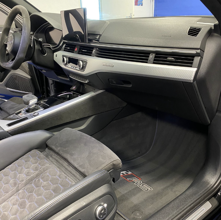 nettoyage auto la parisienne detailing cote intérieur passager d'une voiture de marque Audi