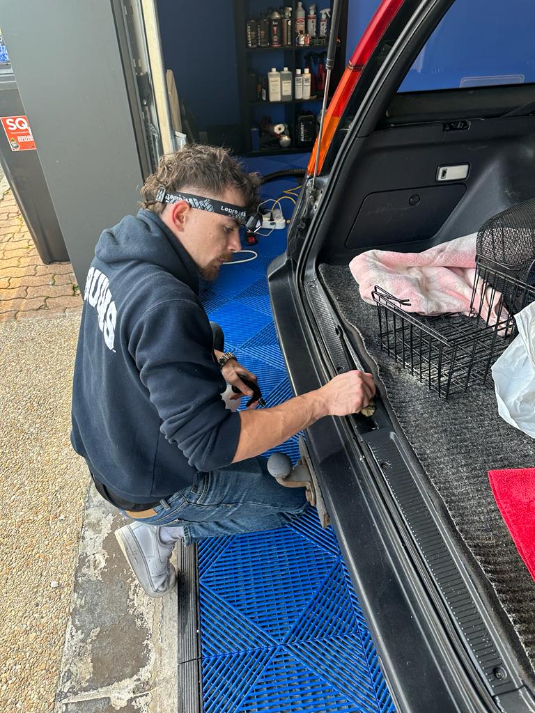 Nettoyage du coffre d'une voiture