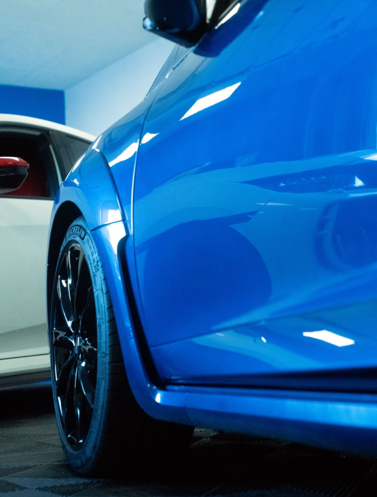 Voiture de couleur bleu vu sur le cote gauche de la carroserie