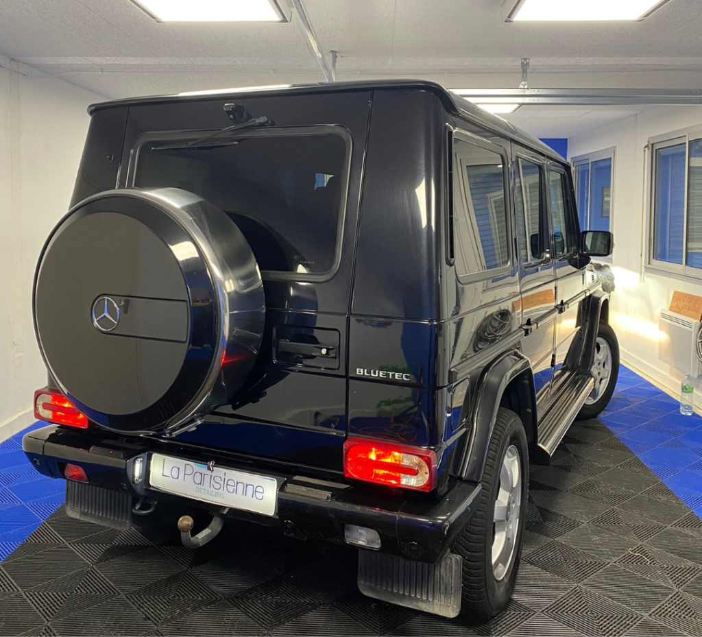 Voiture de marque Mercedes Benz de couleur noir vu sur l'arriere du vehicule