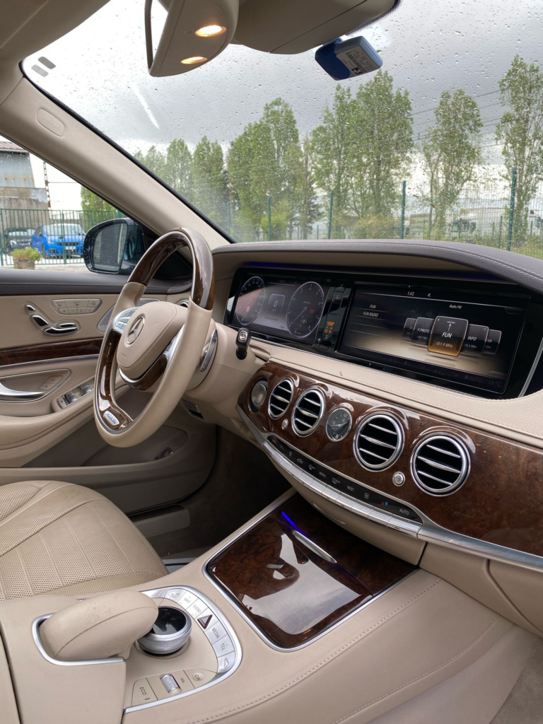 Voiture de marque Mercedes vu interieur