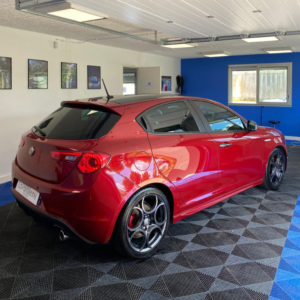 Voiture Alfa Romeo de couleur rouge