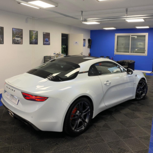 Voiture de marque Alpine vue de cote et de couleur blanche